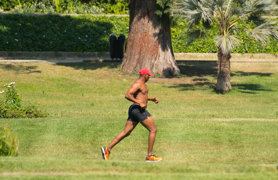 man running to lose weight